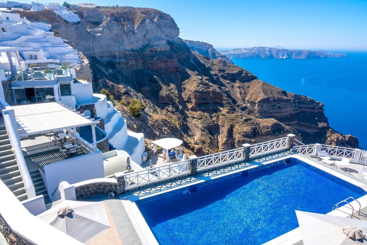 Luxury villa with caldera and sea view in Santorini